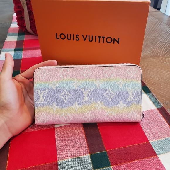 (SOLD) Louis Vuitton Escale Zippy Wallet - Picture 2 of 6